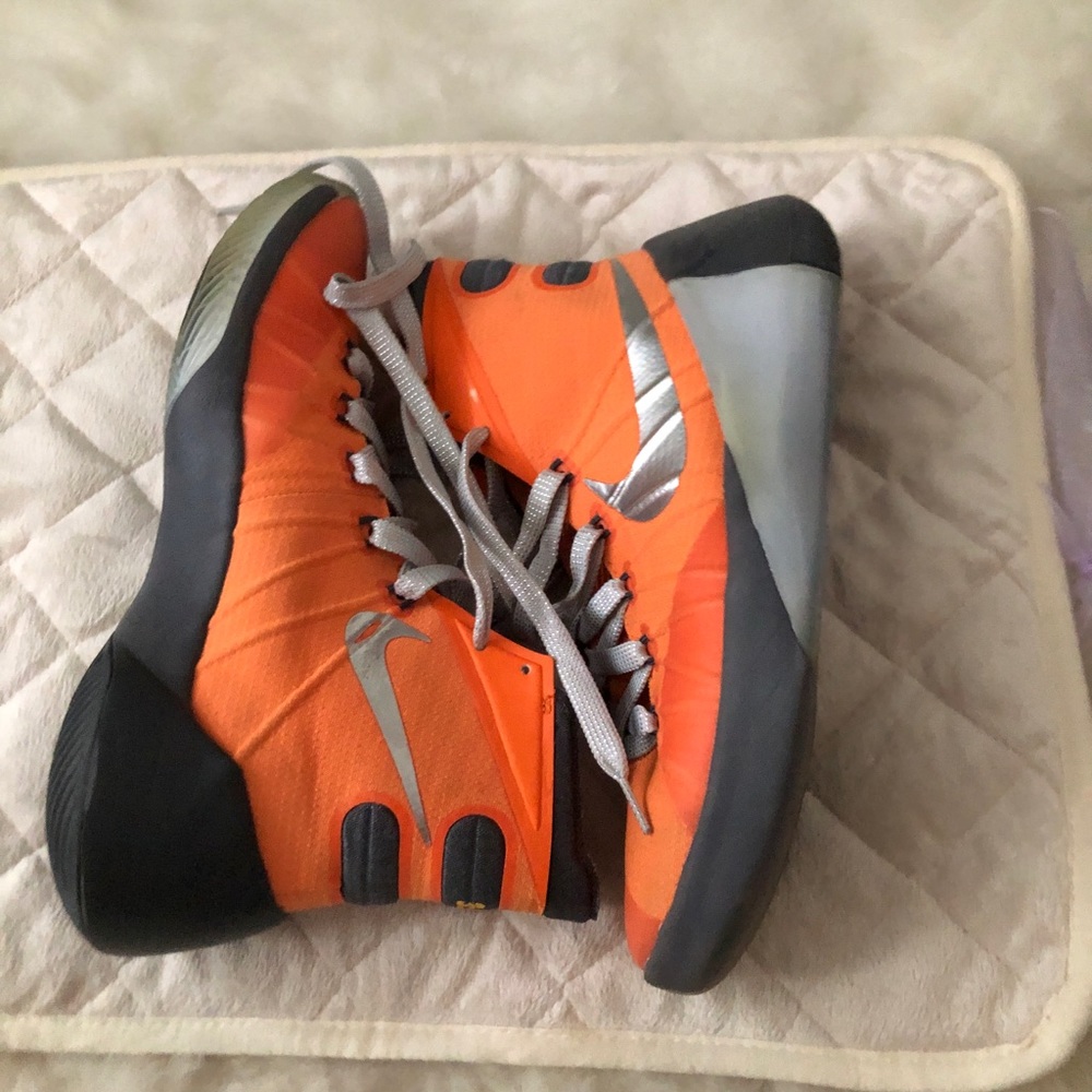 Nike HYPERDUNKS size size 6 Y (8 womens)